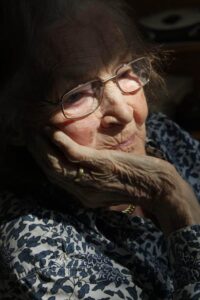 Résidents seniors profitant d'activités dans un cadre convivial et sécurisé