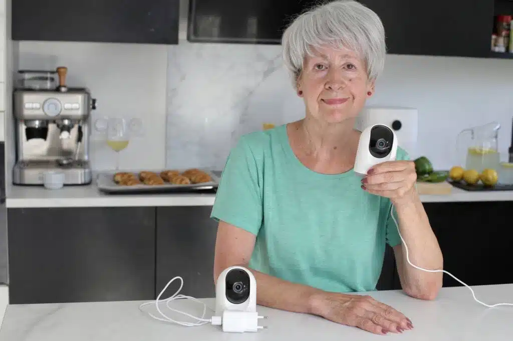 Les gadgets permettent d'assurer à distance la sécurité de la maison des seniors 