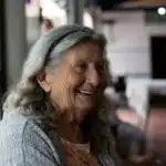 une vieille dame qui sourit