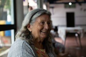 une vieille dame qui sourit